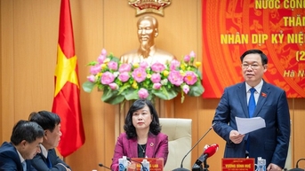 Chủ tịch Quốc hội mong ngành y tế tiếp tục vượt khó