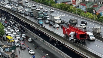 Đường Vành đai 3 đã thông sau sự cố xe container đâm vỡ lan can