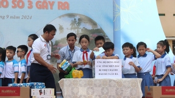 និស្សិតទីក្រុងហូជីមិញ នាំយកធនាគារជ្រូក មី និងនំខេក ទៅឧបត្ថម្ភប្រជាជននៅភាគខាងជើង ដែលរងគ្រោះដោយព្យុះ និងទឹកជំនន់។