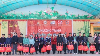 Hiệp hội Nữ Doanh nhân TP Hà Nội tổ chức “Xuân yêu thương”, tặng quà Tết cho đồng bào vùng cao