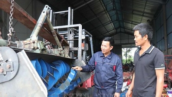 Sáng chế máy phay đất lên luống tiện lợi đủ đường, một người Bắc Ninh khiến cả làng phục lăn