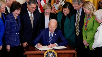 Ông Biden ra quyết định gây khó cho ông Trump trước ngày mãn nhiệm