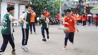 Lợi và hại khi trường siết học sinh dùng điện thoại