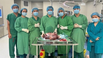 ពោះធំខុសធម្មតា ពិបាកដកដង្ហើម ពិនិត្យរកឃើញដុំសាច់ក្នុងអូវែទម្ងន់ ១៥គីឡូក្រាម