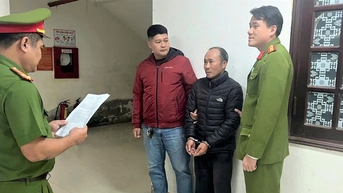 Tạm giữ tài xế ô tô tải đi vào đường cấm, bỏ chạy khi thấy cảnh sát