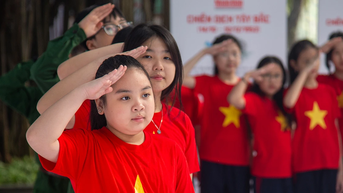 [Ảnh] Đông đảo giáo viên và học sinh Thủ đô trải nghiệm Triển lãm tương tác “Những trận đánh nổi tiếng, những vị tướng tài danh”