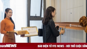 អ្នក​ស្រុក​ទទួល​ការ​ប្រគល់​ផ្ទះ​ល្វែង​ដោយ​អន្ទះសា