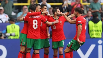 Ronaldo đi vào lịch sử, Bồ Đào Nha đoạt vé sớm vòng 1/8 EURO