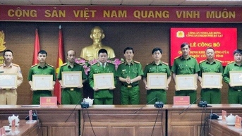 Khen thưởng tập thể và cá nhân trong vụ giải cứu cháu bé bị bắt cóc