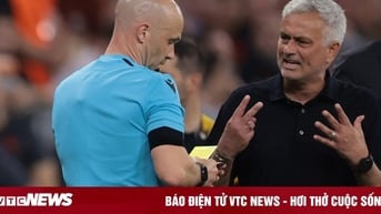 Lăng mạ trọng tài, HLV Mourinho trả giá cực đắt