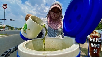 Người dân TP.HCM vật vã chống nắng, mát lòng với bình nước ven đường