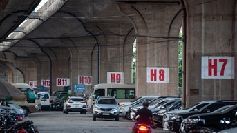 Cảnh trái ngược ở các bãi đỗ xe dưới gầm cầu cạn Hà Nội