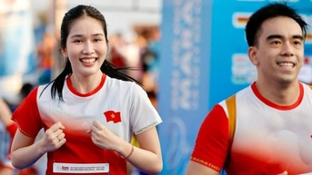Vợ chồng Á hậu Phương Anh chạy 10km, Hoa khôi Thúy Vi về đích nhẹ nhàng ở Tiền Phong Marathon 2024