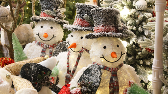 Người dân hào hứng với nhà thờ có 'tuyết' dịp Noel