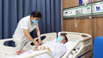 Người đàn ông đột quỵ khi đang xem tivi