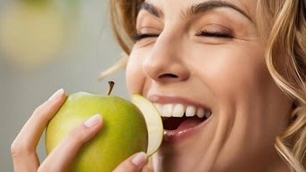 Lợi ích không ngờ của táo với người trên 50 tuổi