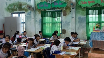 초등학교 심각하게 황폐해져 붕괴 위기에 처해