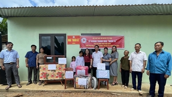 Trieu Mui Ghen និងកូនប្រុសរបស់នាងមានផ្ទះថ្មី។