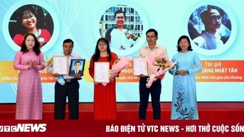 Người cha ôm ảnh con trai nhận giải thưởng viết về người thầy nhân ngày 20/11