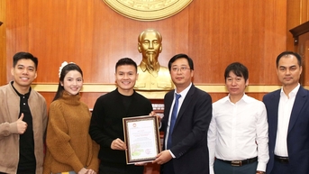 Tuyển thủ Quang Hải ủng hộ Quỹ "Vì người nghèo" Trung ương