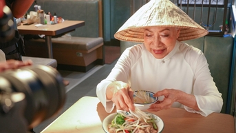 Sao 'Thần điêu đại hiệp' mặc áo dài, đội nón lá ăn phở