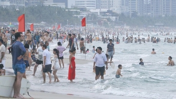 Người dân Đà Nẵng đổ ra biển giải nhiệt, khách tây hào hứng lướt ván