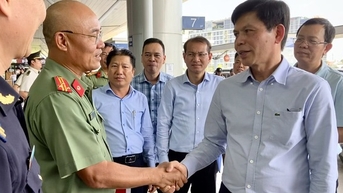 Thứ trưởng Lê Anh Tuấn kiểm tra tình trạng chậm chuyến hàng loạt ở Tân Sơn Nhất