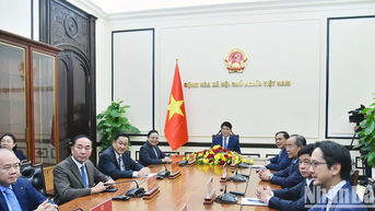 វៀតណាម​និង​ឡាវ​ប្ដេជ្ញា​ចិត្ត​រួម​កម្លាំង​រួបរួម​គ្នា​និង​ឈរ​លើ​ស្មា​។