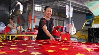 Làng nghề chuyên may, thêu cờ Tổ quốc tất bật trước ngày Quốc khánh 2/9
