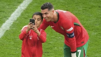 CĐV nhí 'vượt rào' chạy vào sân, có ngay ảnh để đời với Ronaldo