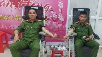 ប៉ូលិស​ឃុំ​ដាកណុង​ពីរ​នាក់​បាន​ធ្វើ​ដំណើរ​ជិត​៧០​គីឡូម៉ែត្រ​ដើម្បី​បរិច្ចាគ​ឈាម​ដើម្បី​សង្គ្រោះ​ជីវិត។