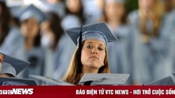 Nhiều gia đình cả 2 thế hệ 'còng lưng' trả khoản nợ đại học tiền tỷ