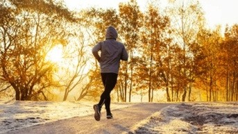 Đi bộ thể dục mùa lạnh cần chú ý gì?