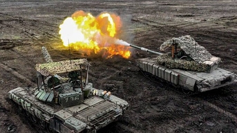 Xe tăng T-80 giúp Nga tiến lên ở Donetsk, Ukraine nói bắn hạ Su-25 của Nga