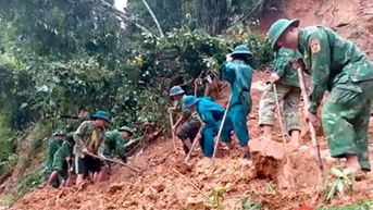 Xung kích giúp dân khắc phục hậu quả mưa lũ