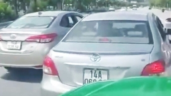 Làm rõ nghi vấn ‘taxi dù’ dàn hàng ngang chèn ép trên đường