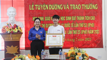 Thanh Hoa ផ្តល់កិត្តិយសដល់សិស្សានុសិស្សដែលឈ្នះមេដាយប្រាក់ក្នុងព្រឹត្តិការណ៍អូឡាំពិករូបវិទ្យាអន្តរជាតិ, valedictorians