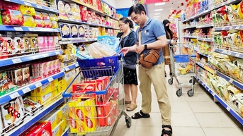Giảm giá thêm, bánh kẹo, bia hàng Tết vẫn ngóng khách