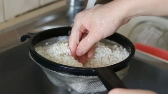 Nghiên cứu phát hiện lợi ích của vo gạo trước khi nấu