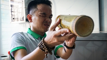 Chàng trai bỏ cả tỷ đồng để bắt con tôm chui vào ống tre