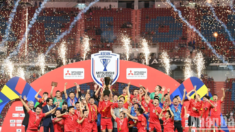[Ảnh] Đội tuyển Việt Nam nâng cao cúp vô địch ASEAN Cup 2024