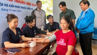 Khám bệnh, cấp phát thuốc miễn phí cho hàng trăm người dân nghèo