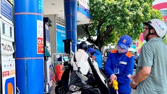 Giá xăng giảm gần 600 đồng/lít