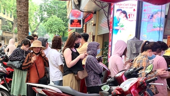 ប្រជាពលរដ្ឋ​តម្រង់​ជួរ​ទិញ​មាស​មុន​នេះ ហាង​មាស​ឈប់​លក់​មាន​តែ​ទិញ។