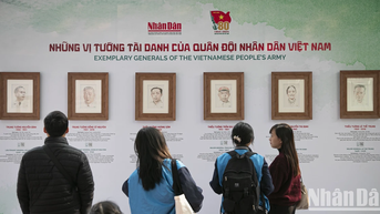 [Ảnh] Du khách, học sinh ấn tượng với Triển lãm tương tác "Những trận đánh nổi tiếng, những vị tướng tài danh"