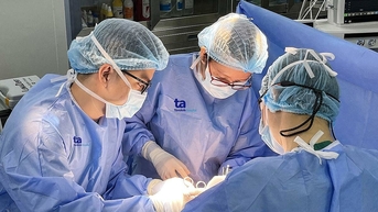 Bướu cổ lớn sa xuống ngực người đàn ông