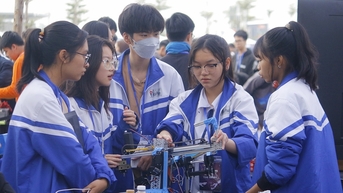 Hơn 500 học sinh trải nghiệm sàn đấu Robotics quốc tế
