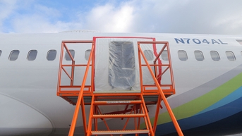 Hành khách kiện Boeing sau sự cố máy bay bung thân