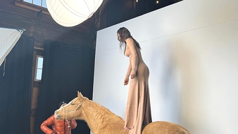 Bella Hadid ទទួលការរិះគន់ចំពោះការឈរលើខ្នងសេះ