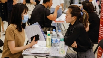실업의 고통이 경제를 위협하고, 신입 졸업생들은 불확실한 미래에 직면합니다.